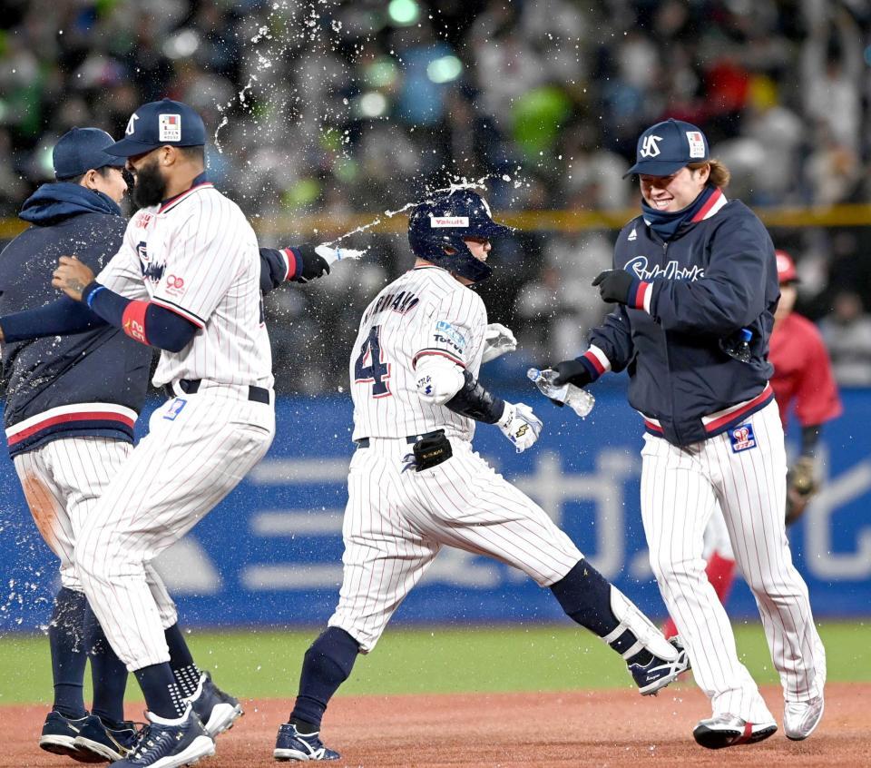 　１０回、サヨナラ安打を放ち祝福される丸山和（中央）＝撮影・園田高夫