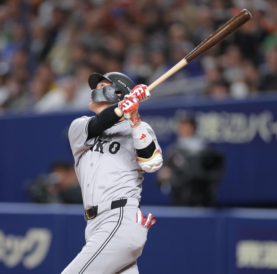 　２回、先制の中犠飛を放つ坂本（撮影・西岡正）