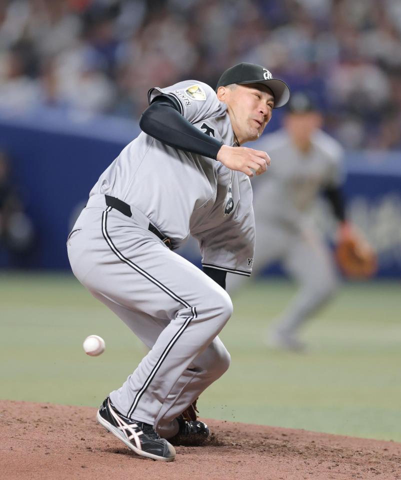 　３回、岡林の投手強襲打に苦痛の表情を浮かべる田中将（撮影・西岡正）