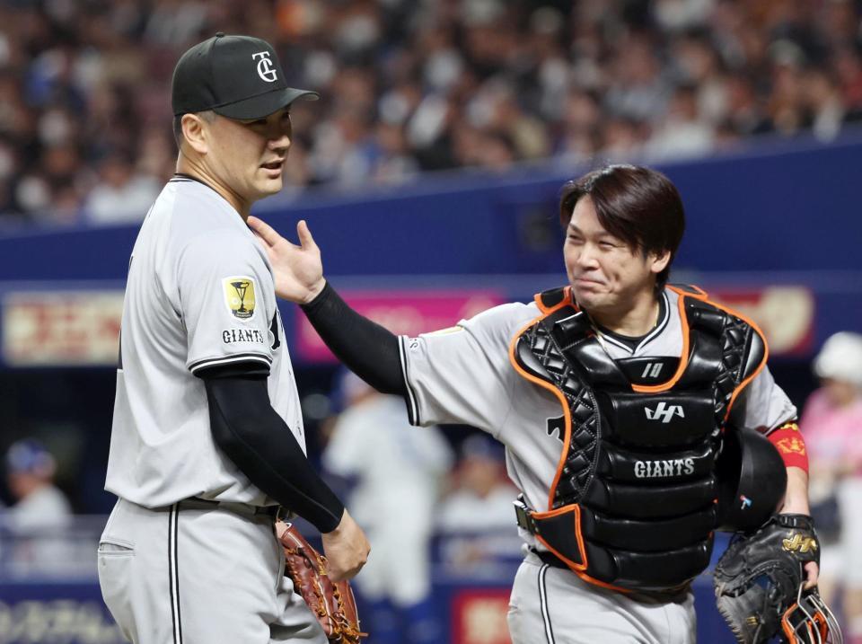 　４回裏を終え、甲斐（右）とタッチを交わす田中将