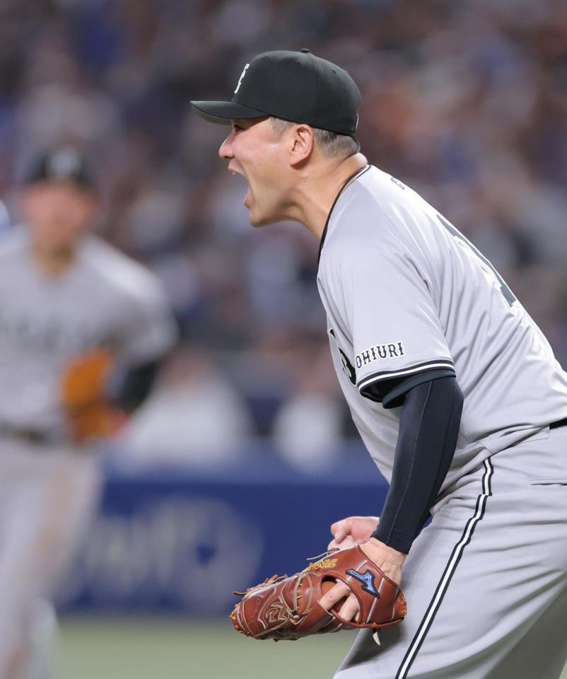 　５回、ピンチをしのぎ、拳を握って吠える田中将（撮影・西岡正）