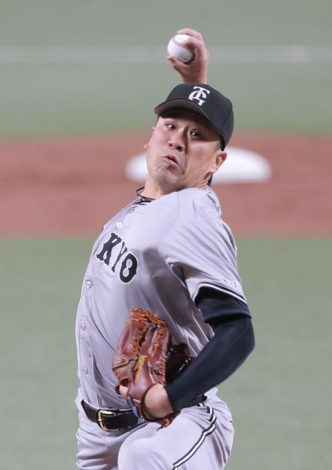 　中日打線を相手力投する田中将（撮影・西岡正）