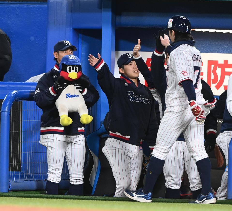 　４回、つば九郎のぬいぐるみと選手に迎えられる長岡（右）＝撮影・園田高夫