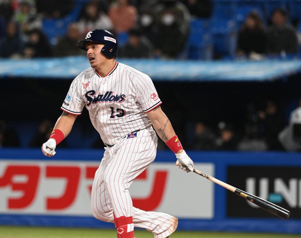 　４回、レフトへの先制二塁打を放ったオスナ（撮影・園田高夫）