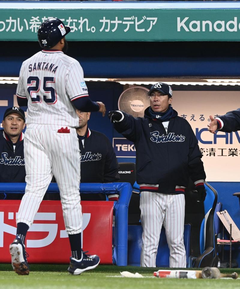 　４回、生還したサンタナ（左）を迎える高津監督（撮影・園田高夫）