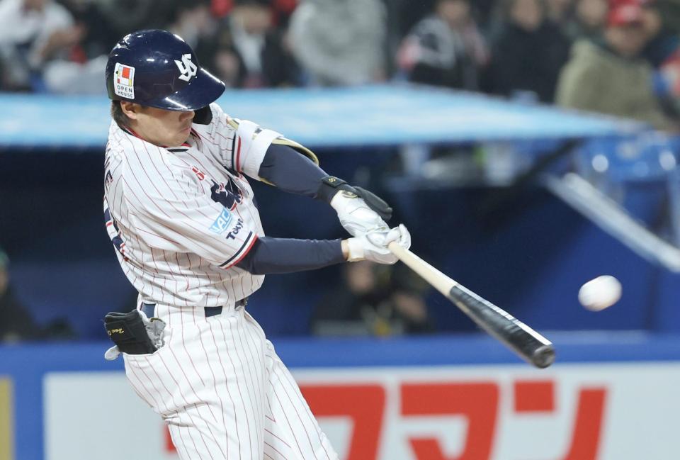 　７回、赤羽が左越えに適時二塁打を放つ