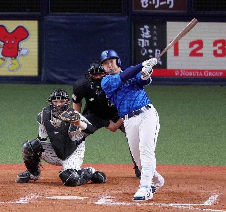 　９回、センターオーバーに勝ち越しとなる２点適時三塁打を放つ山本（撮影・立川洋一郎）