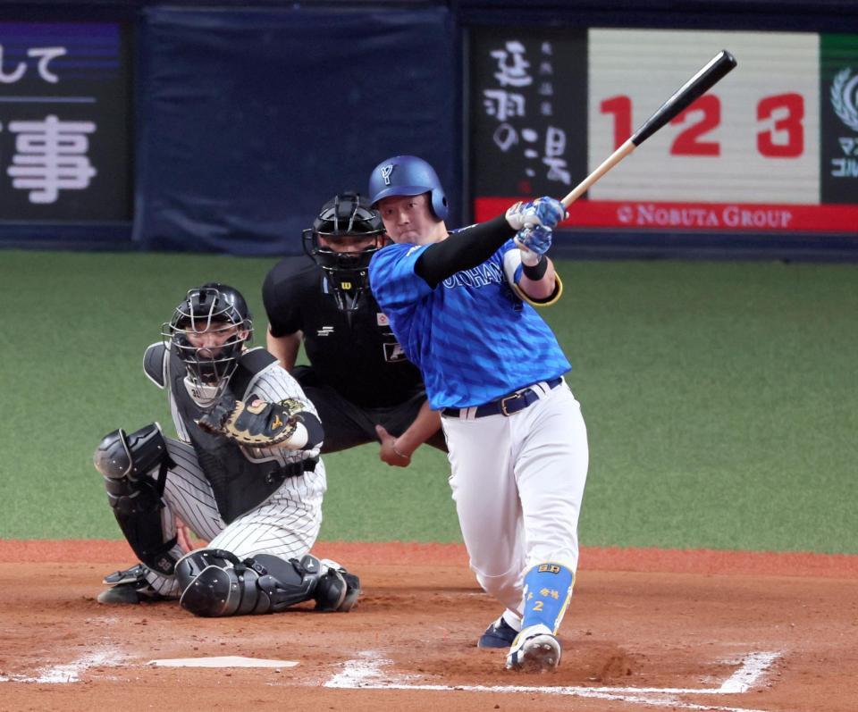 　８回、センターオーバーの適時二塁打を放つ牧（撮影・立川洋一郎）