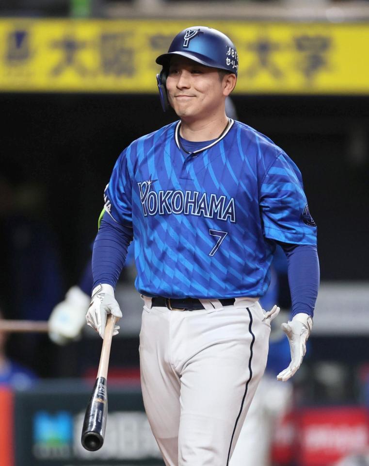 　９回、苦笑いしながら打席に戻る佐野（撮影・田中太一）