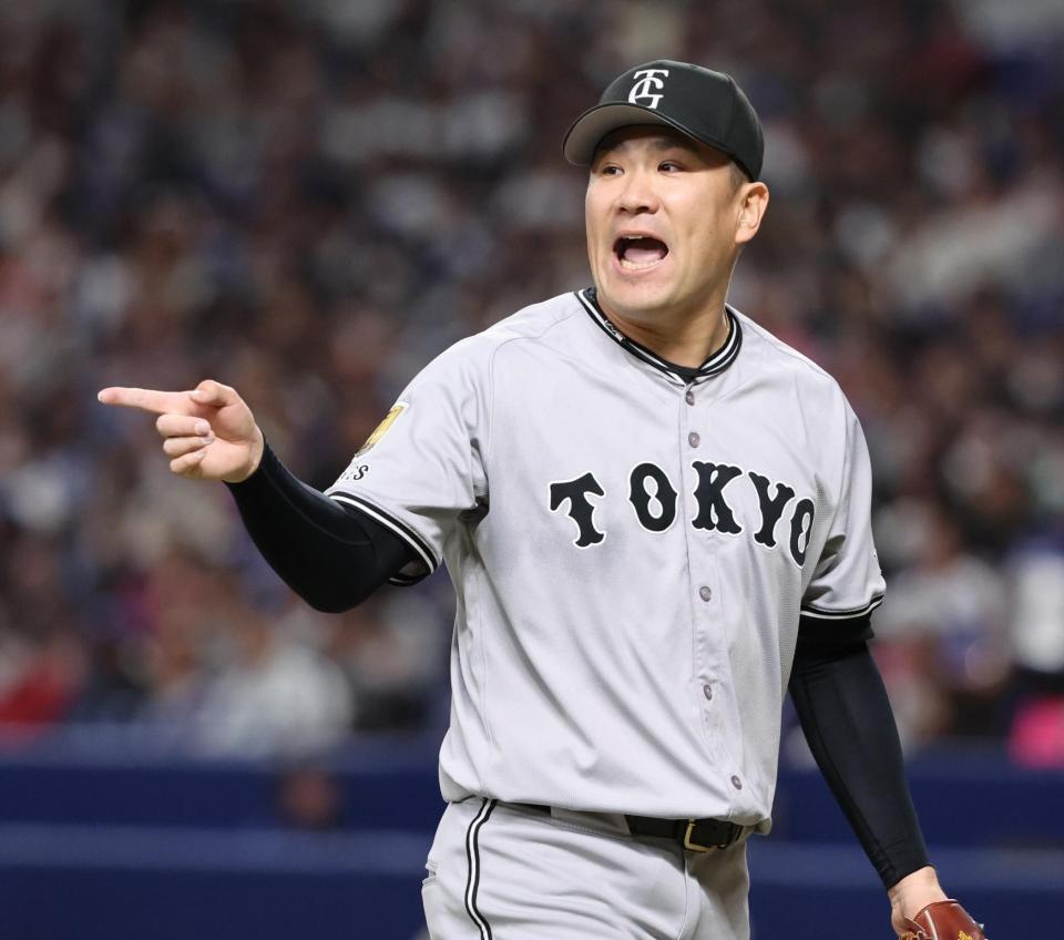 　１回裏を無得点に抑え、ベンチに戻る田中将