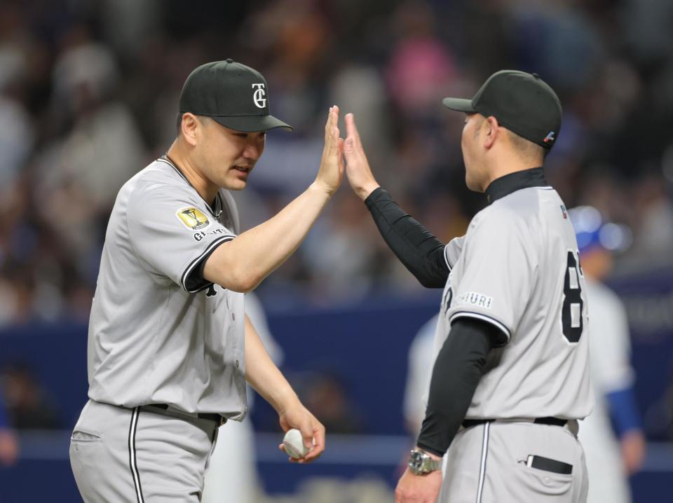 　今季初勝利を挙げ、阿部監督（右）とタッチを交わす田中将（撮影・西岡正）