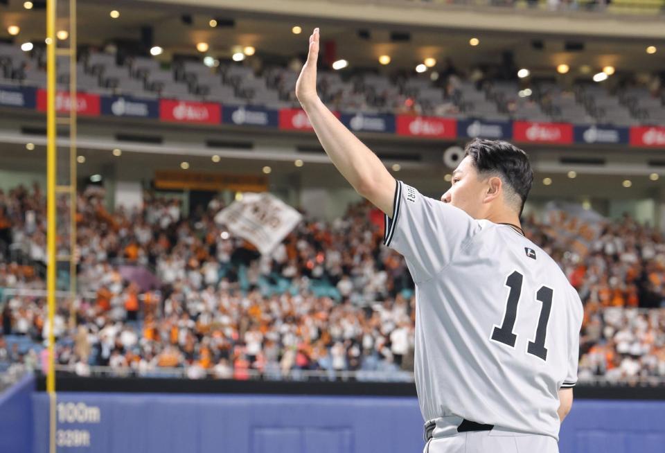 　ファンの声援に応える田中将（撮影・西岡正）