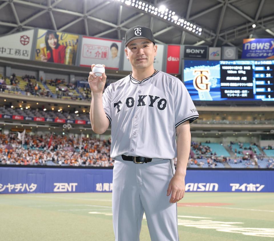 　ウイニングボールを持つ田中将（撮影・西岡正）