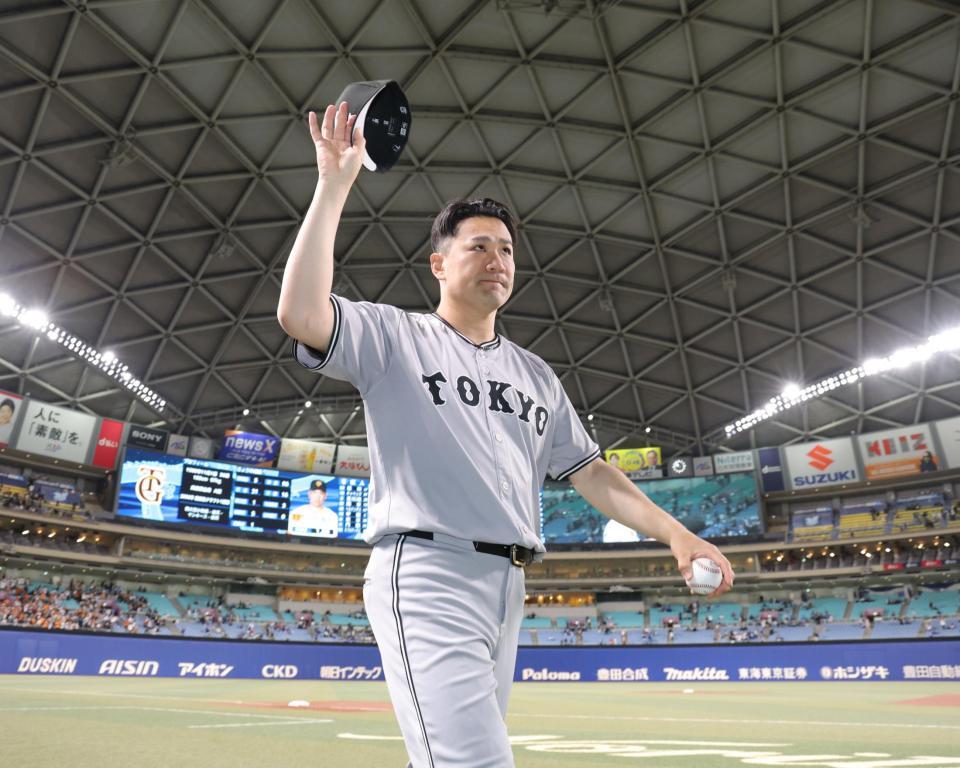 　ウイニングボールを手にファンの声援に応える田中将（撮影・西岡正）