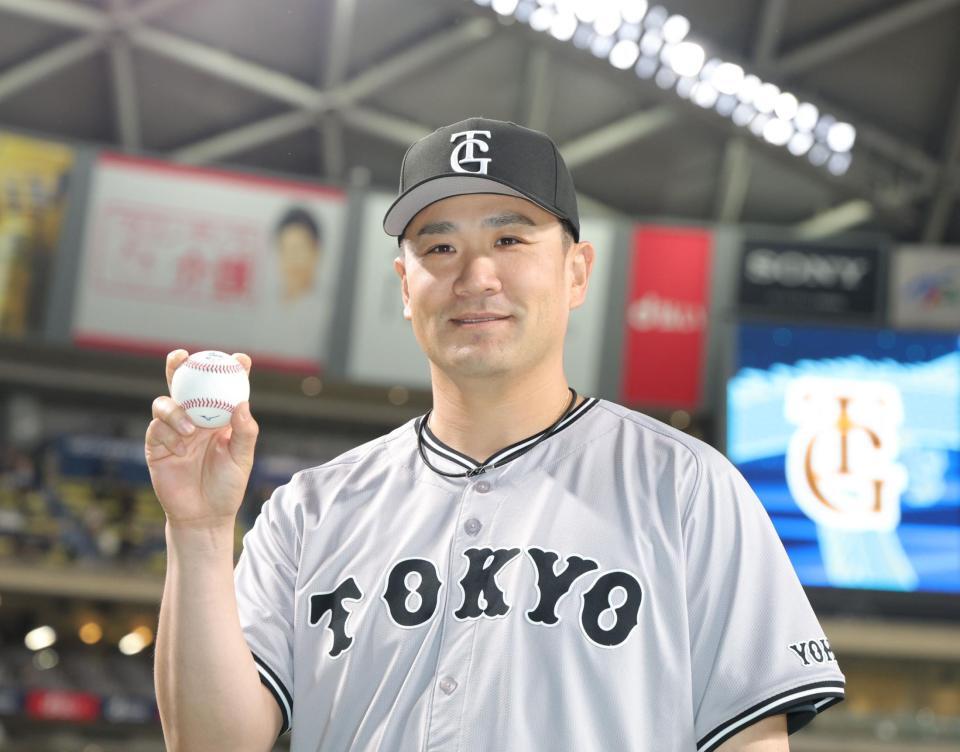 　ヒーローインタビューの後、ウイニングボールを持つ田中将（撮影・西岡正）