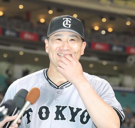 　ヒーローインタビューで笑みを浮かべる田中将（撮影・西岡正）