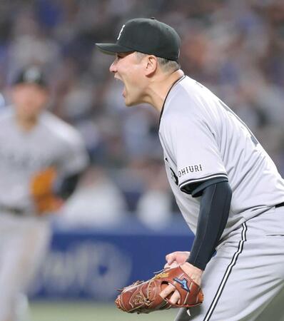 　５回、ピンチをしのぎ、拳を握って吠える田中将（撮影・西岡正）