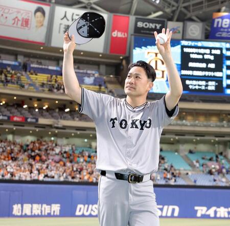 　移籍後初勝利を挙げ、声援に応える田中将（撮影・西岡正）