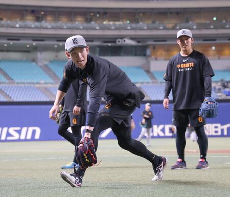 　ノックを受ける戸郷（撮影・西岡正）