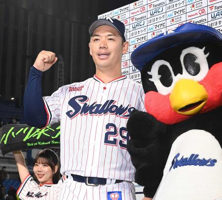 　完封勝利を挙げ、つばみに祝福される小川（撮影・園田高夫）