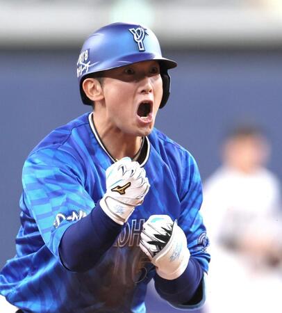 　９回、勝ち越しとなる２点適時三塁打を放ち、拳を握り締める山本（撮影・北村雅宏）