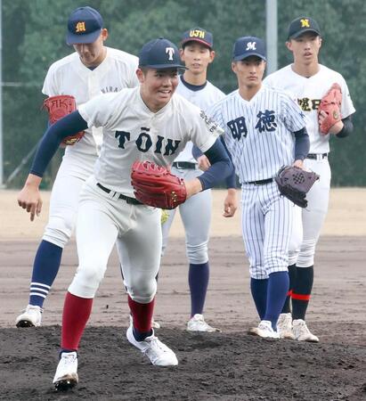 　ノックの打球を追う大阪桐蔭・森（撮影・山口登）