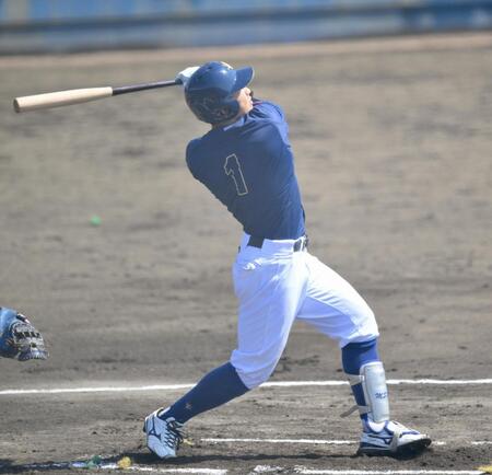 　１回、右越え２ランを放つ創価大・立石正広（撮影・伊藤笙子）