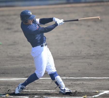 　１回、右越え２ランを放つ創価大・立石正広（撮影・伊藤笙子）