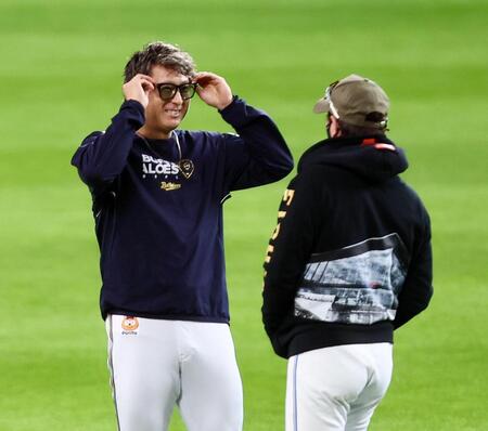 　試合前、新庄監督（右）の前でサングラスをかける杉本（撮影・中島達哉）