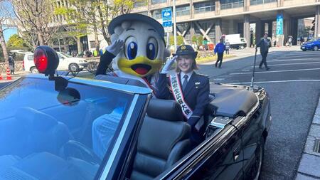 ロッテ公式チアのＹＵＫＡが警官の制服姿で敬礼　春の全国交通安全運動出動式　「事故を１件でも減らすため思いやりや譲り合いの気持ちを」