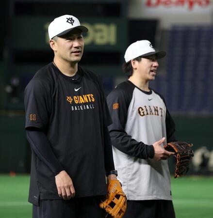 　大勢（右）らとノックを受ける田中将（撮影・中田匡峻）