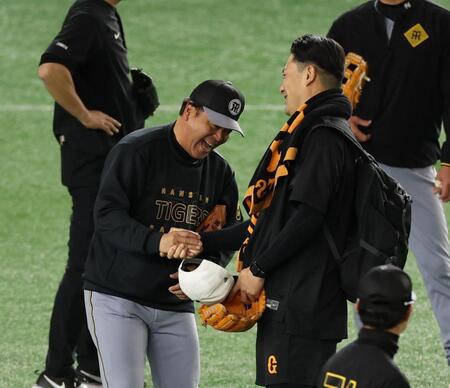 　再会を喜ぶ田中将（右）と野村コーチ（撮影・金田祐二）