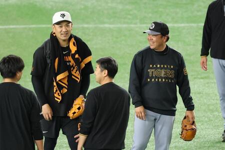 　再会を喜ぶ田中将（左）と野村コーチ（撮影・金田祐二）