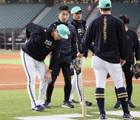 　試合前の練習から引き揚げる紅林（左）＝撮影・中島達哉