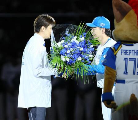 　ファイナルピッチセレモニーで宮西（右）から花束を贈られる増井浩俊氏（撮影・中島達哉）