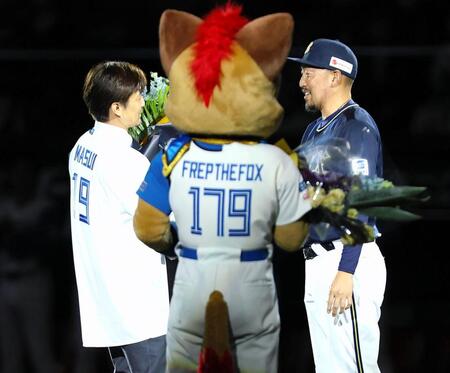 　ファイナルピッチセレモニーで増井浩俊氏（左）に花束を贈呈する平野（撮影・中島達哉）