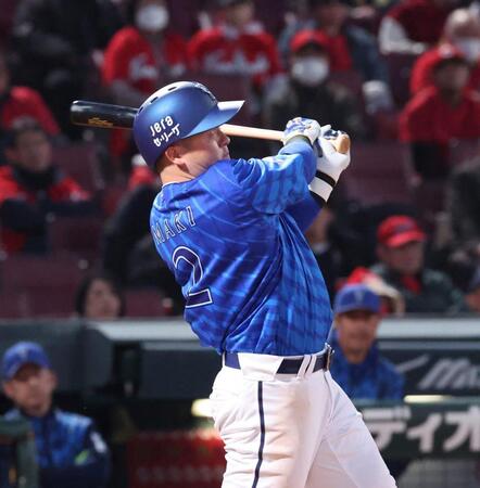 　３回、通算１００本塁打となる左越え２ランを放つ牧（撮影・市尻達拡）