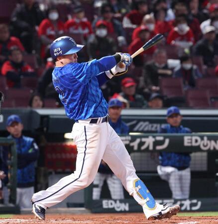 　３回、通算１００本塁打となる左越え２ランを放つ牧（撮影・市尻達拡）