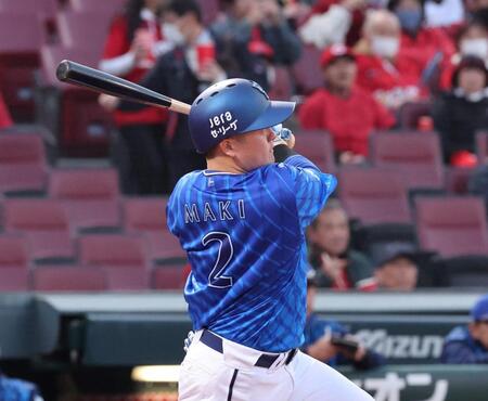 　１回、左前打を放つ牧（撮影・市尻達拡）