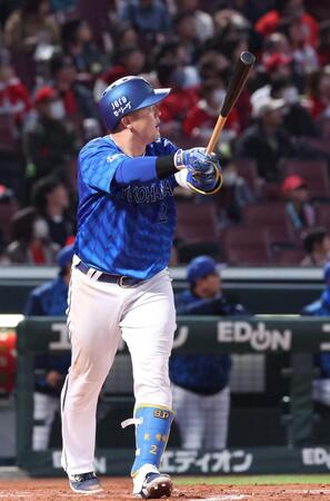 　３回、通算１００本塁打となる左越え２ランを放つ牧（撮影・市尻達拡）