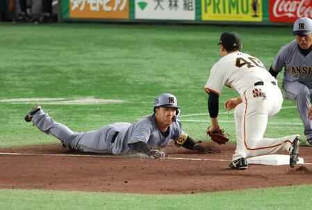 　３回、前川の二塁打で本塁突入を諦め、帰塁する大山（撮影・金田祐二）