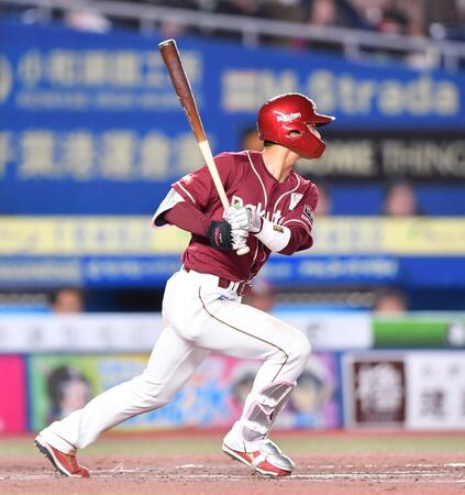 　４回、先制の左前適時打を放つ宗山（撮影・開出牧）