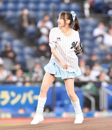 　始球式を務めるエイアイカの立花玲奈（撮影・開出牧）