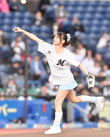 　始球式を努めるエイアイカの立花玲奈（撮影・開出牧）