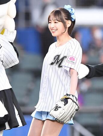 　始球式を務め笑顔のエイアイカの立花玲奈（撮影・開出牧）