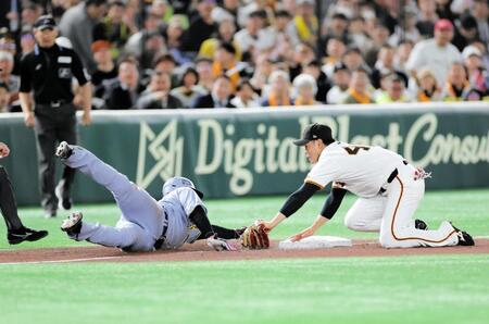 　３回、前川の左翼線への二塁打でオーバーランするも三塁へ帰塁する大山（左）＝撮影・西岡正