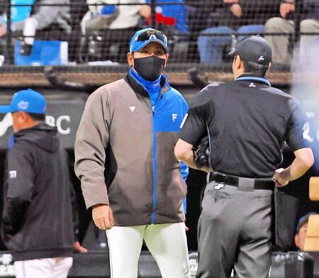 　４回、選手交代を告げる新庄監督（左）＝撮影・中島達哉