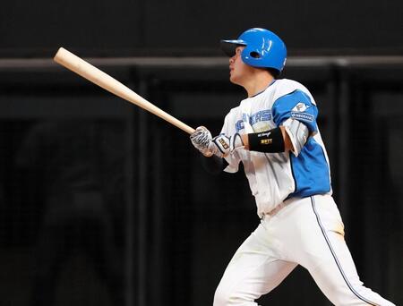 　６回、ソロを放つ吉田（撮影・中島達哉）