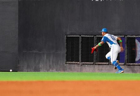 日本ハム敗戦で首位陥落　接戦を落とす　守備の乱れから痛恨の３失点　宮城から２発もあと１点届かず