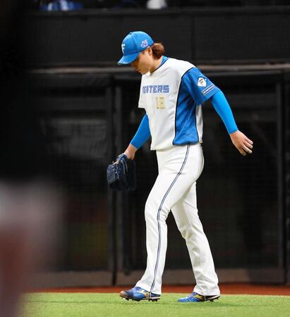 　３回、味方のエラーから連続適時打を許し、がっくりする山崎（撮影・中島達哉）